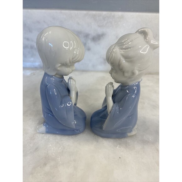 Vintage Pair Praying Children Boy Girl Blue White Porcelain Figurines - Picture 5 of 9